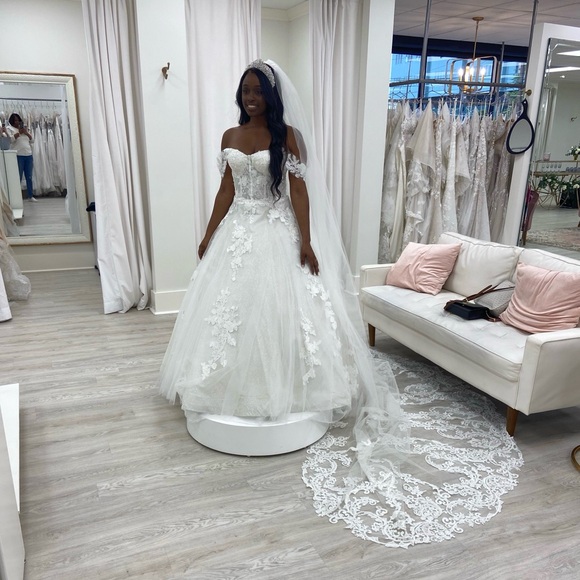 Elegant White Lace Wedding Dress with Veil